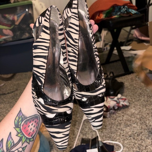 Pointed Zebra-Print Pumps with Croc Trim - Black and White - Picture 2 of 4